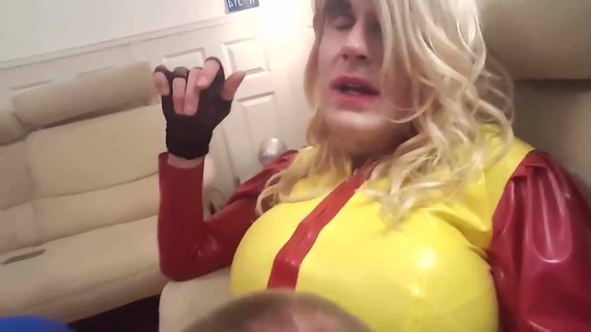 Super fan Dennis sucks his favourite pornstar Suleika Latex