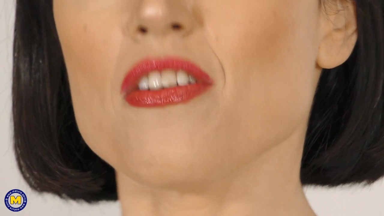 Lucy Love Is A Big Nippled British Mom Who Loves To Get Wet When She Masturbates At Home - MatureNl