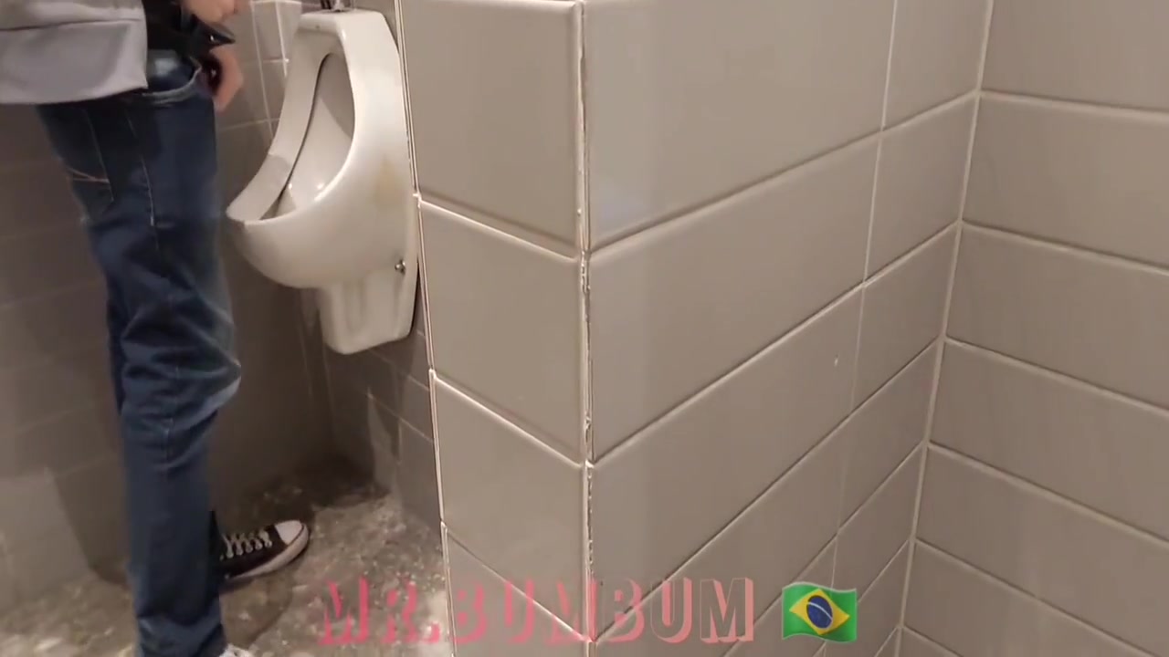 Novinho Saiu Da Faculdade E Foi Na Padaria . No Banheiro Deixou De Mijar Para Receber Um Boquete . Diario De Banheirao dia8 Completo No Red E Subscricao 5 Min