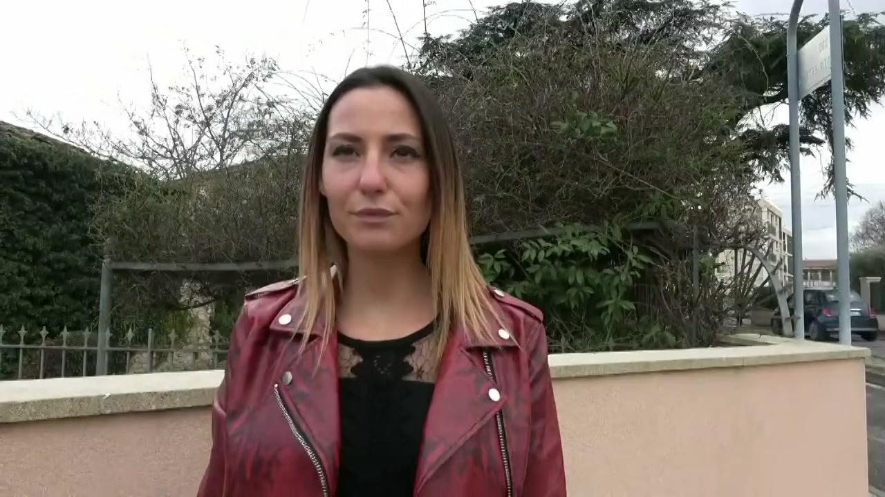 Tiffany is getting closer to a customer - Jacquie et Michel TV