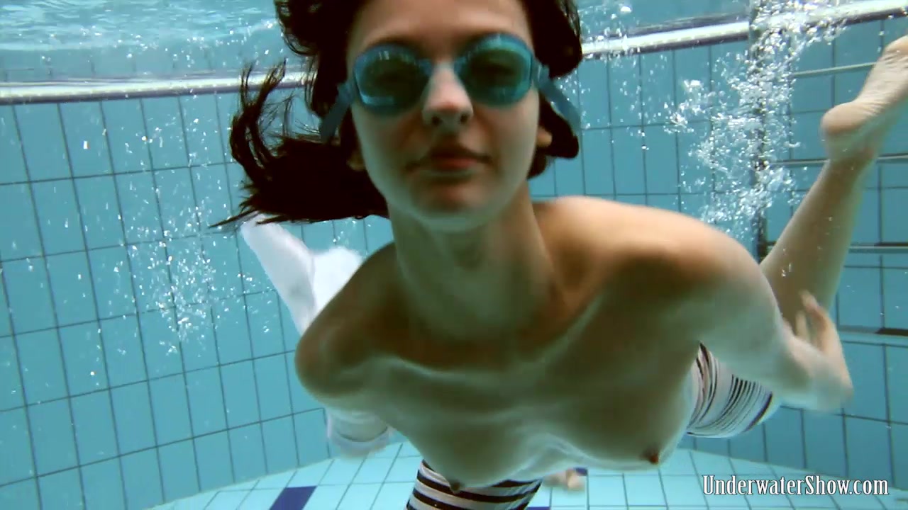 UnderwaterShow Video: Vera in the pool
