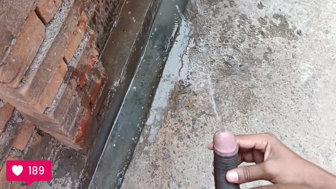 Gao Ka Ladka Nanga Hokar Sabke Samne Mut Diya
