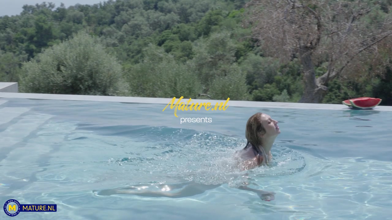 Stepdaughter Marina Gold Eating Her Stepmom Julia North's Wet Pussy On Vacation Under The Sun