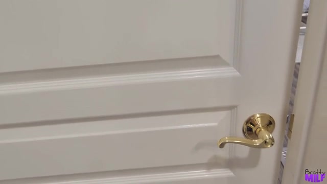 Stepmom Needs A Big Strong Man - S7:E9 - Brattymilf
