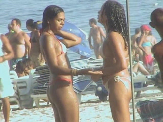 Showering off at the beach - GNDBeachVideos