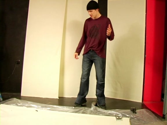 Stupid chick’s pantyhose makes guy crazy