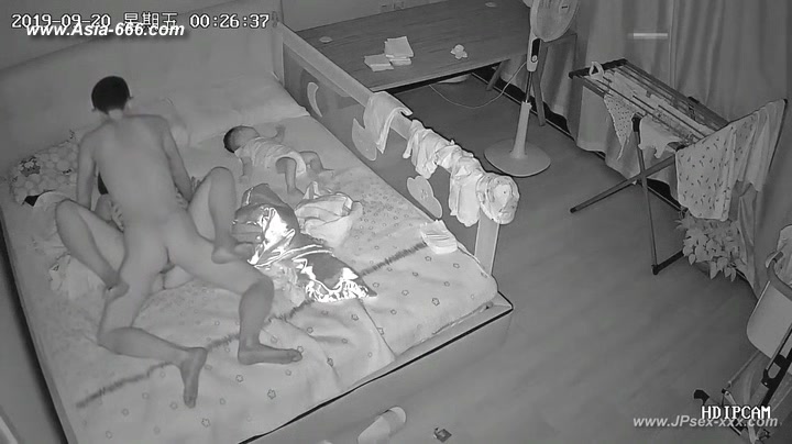 Hackers use the camera to remote monitoring of a lover's home life.357_2