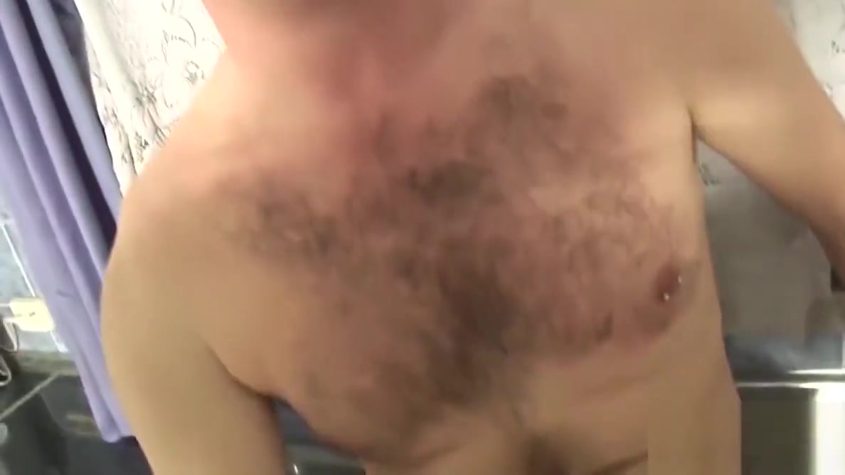 Two muscular gym bunnies have kinky sex