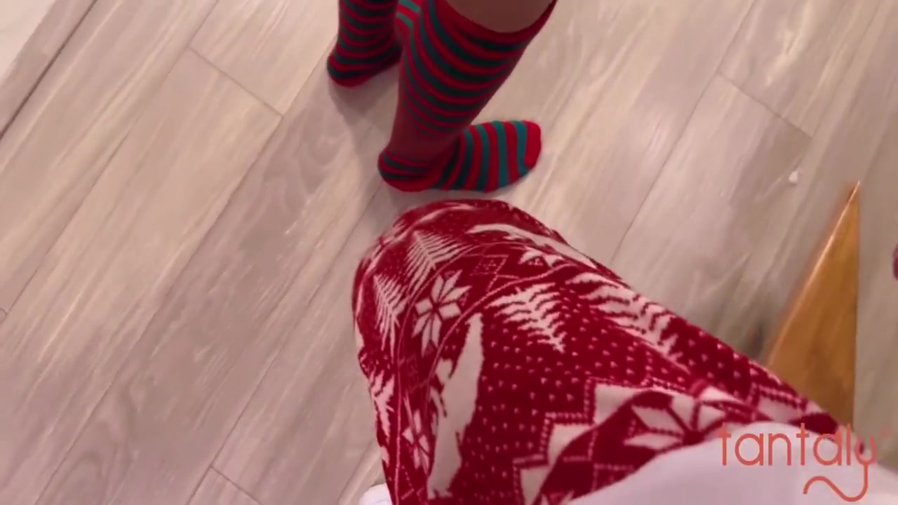Feliz Navidad - Complace A Su Novio Con El Regalo Perfecto Un Trio Con Su Novia Y Su Nueva Muneca Sexual Tantaly 11 Min - Juliana Myblogpersonal And Nicolas Myblogpersonal