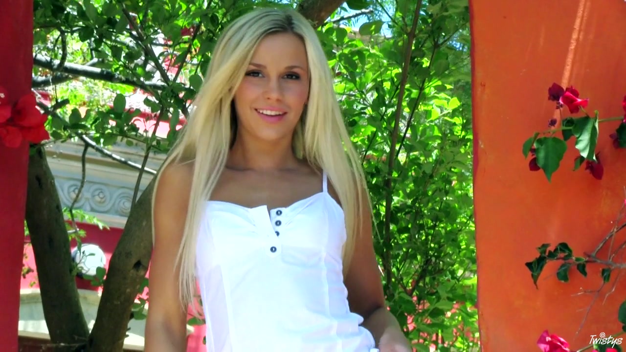 Lola Myluv in Doorway To Pleasure - TwistysNetwork