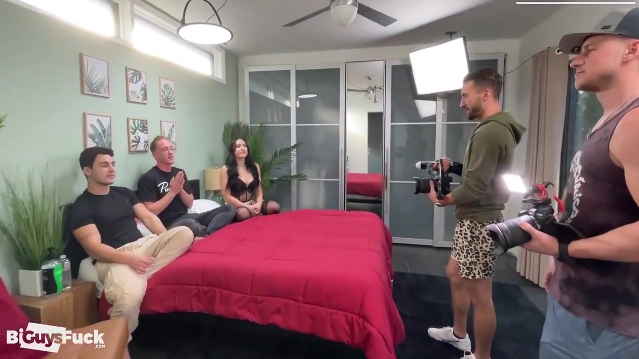 Bi 3 Way Hotttt Fuck Sesh - Behind The