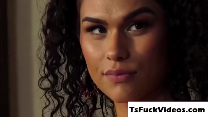 Gorgeous Shemale Alisia Gets Her Juicy Butt Rammed