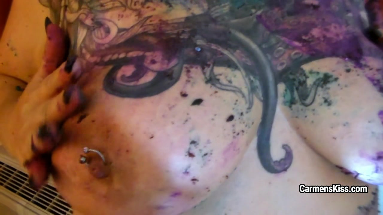 BBW Carmen De La Vega with girl smears their bodies with paints