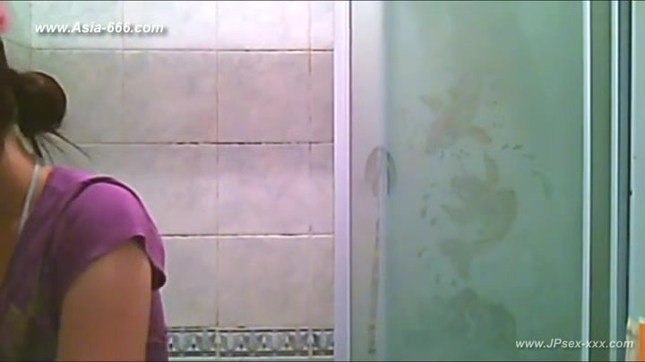 peeping chinese girls bathing.8