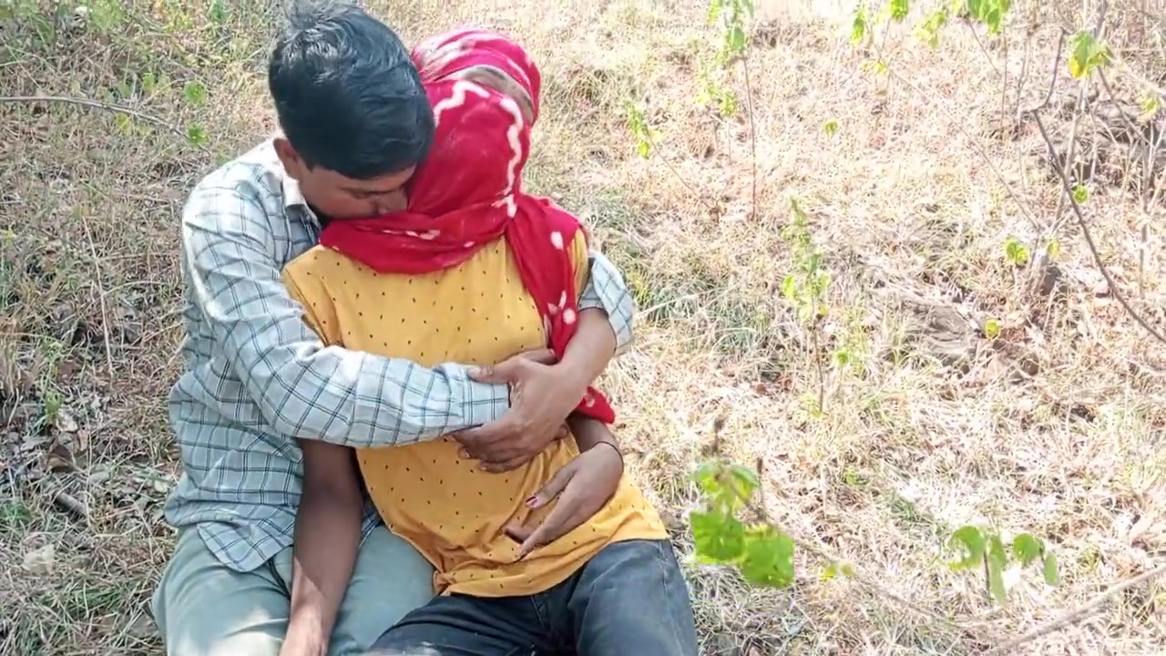 Indian Threesome Shemale - A Young Shemale Roaming The In The Forest Man So She Makes Love With Great Sex