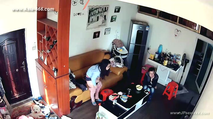 Hackers use the camera to remote monitoring of a lover's home life.250_2