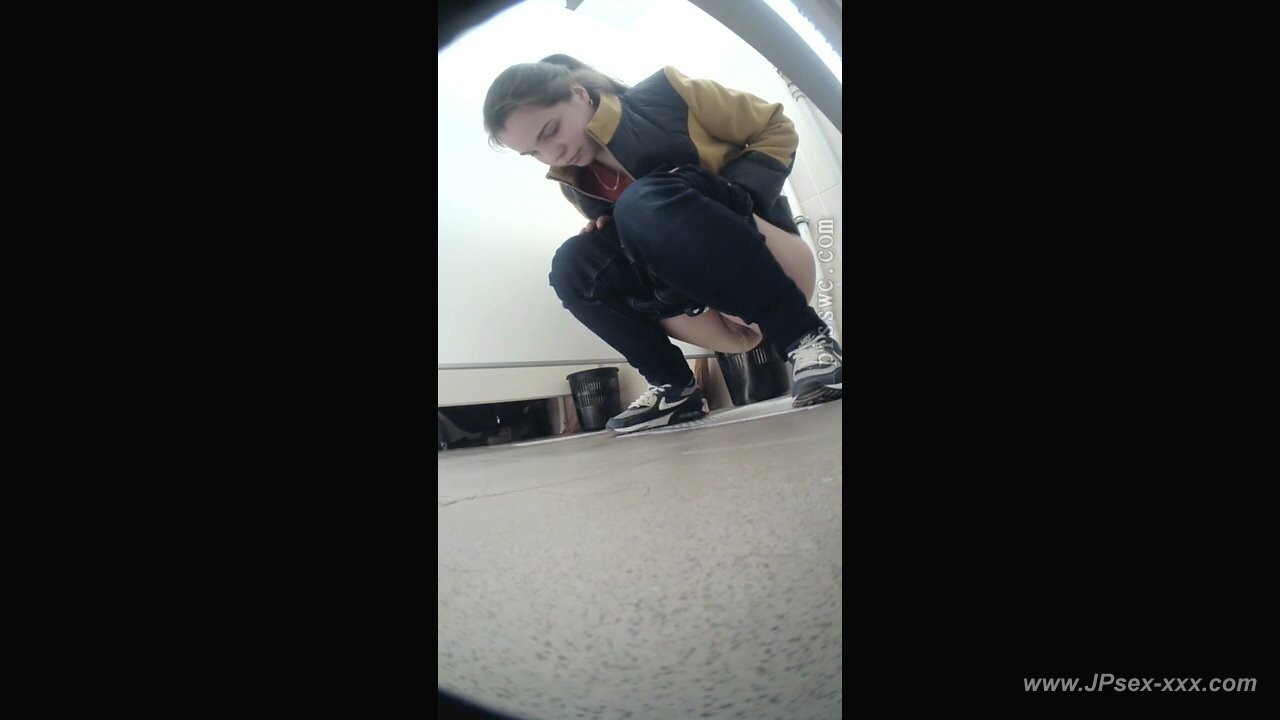 peeping blondes go to toilet.***