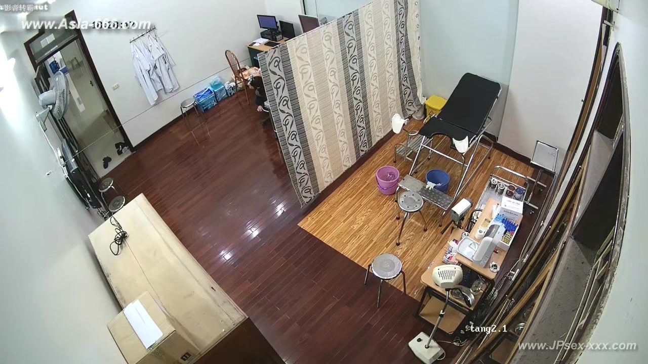 Hackers use the camera to remote monitoring of a lover's home life.615