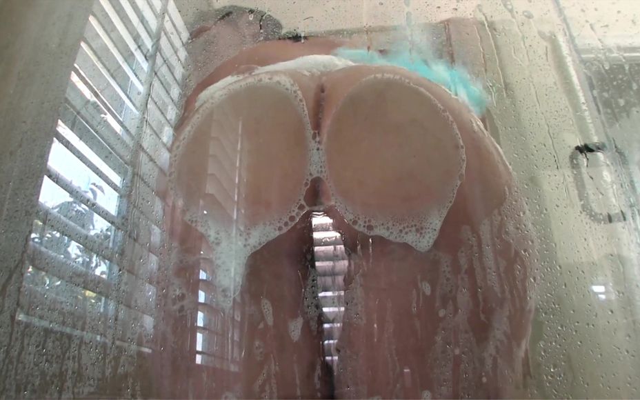 Vivian Taylor Has a Nice Thick Ass Shows off Her Bubble Butt During a Quick Fuck and Swallow