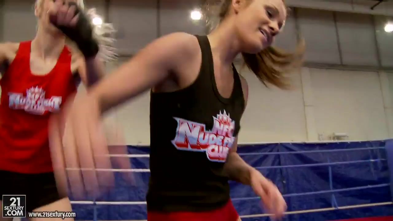 Alexa Wild fighting with Ashley and fingering her pussy