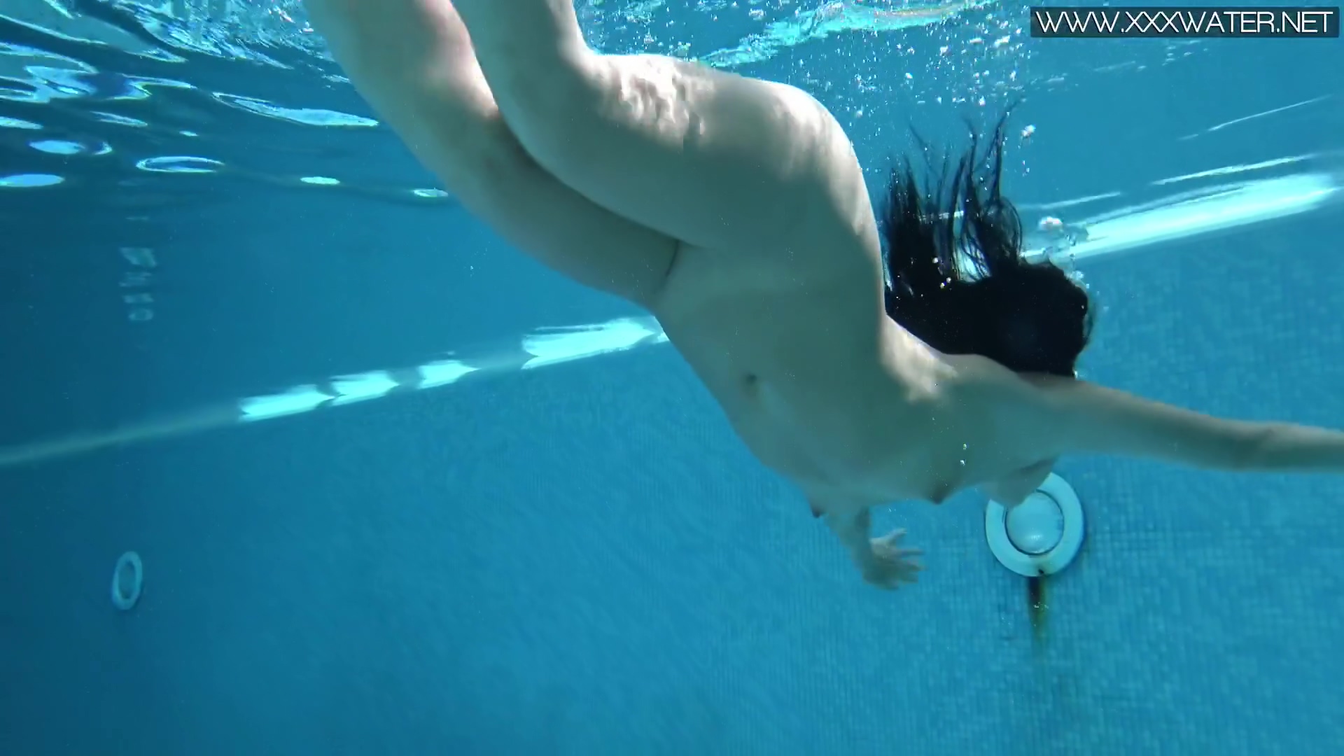 Swims Sexy Naked In The Pool With Jessica Lincoln