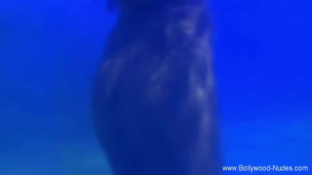 Showing Off Her Sensual Naked Body While Seducing Man