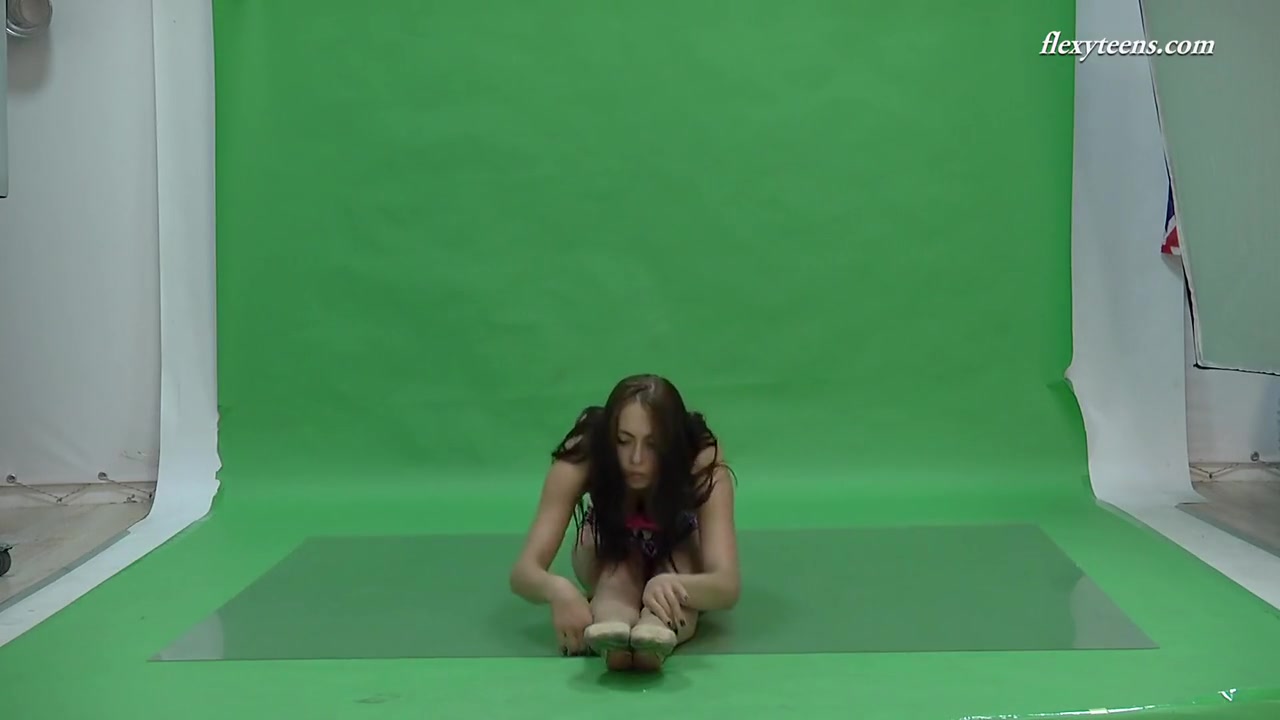 Big Tits Brunette Flexible Babe Nicol Smith
