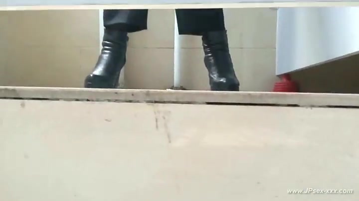 chinese girls go to toilet.28