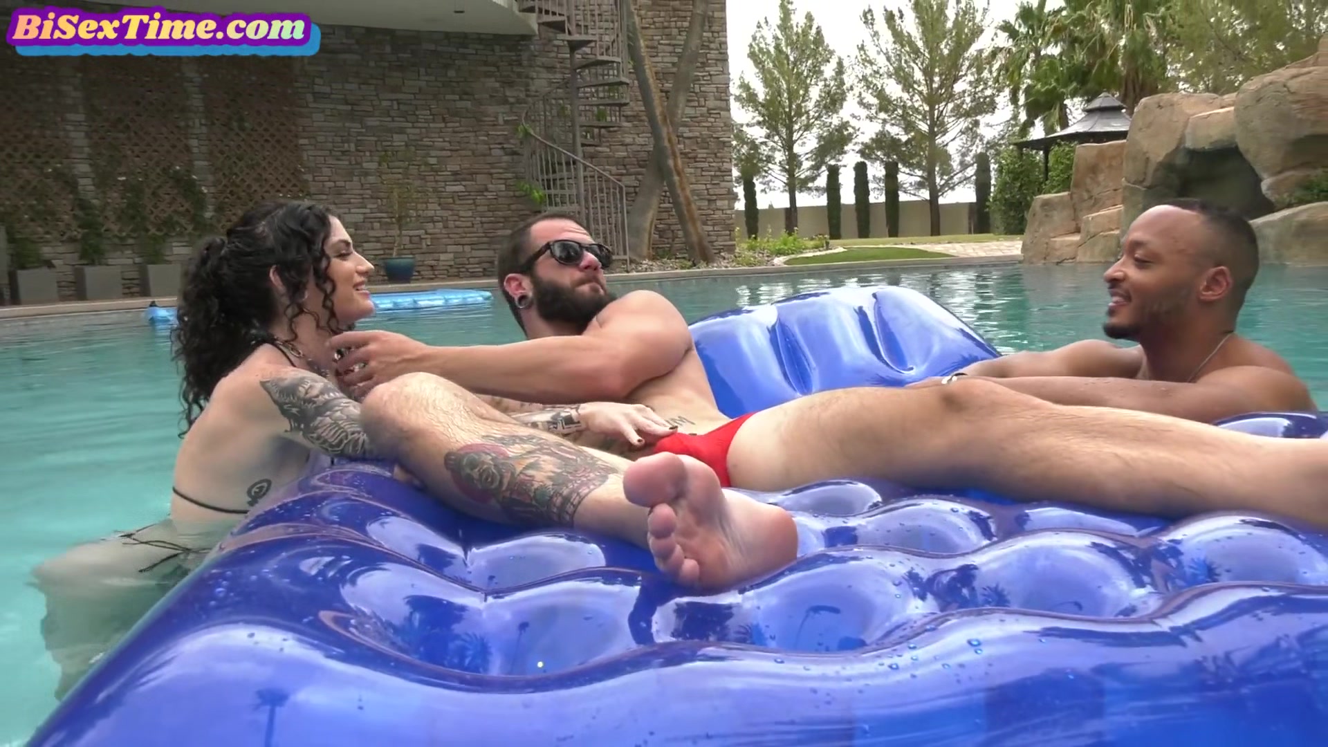 Babes sucking bisexual boyfriends in outdoor threeways