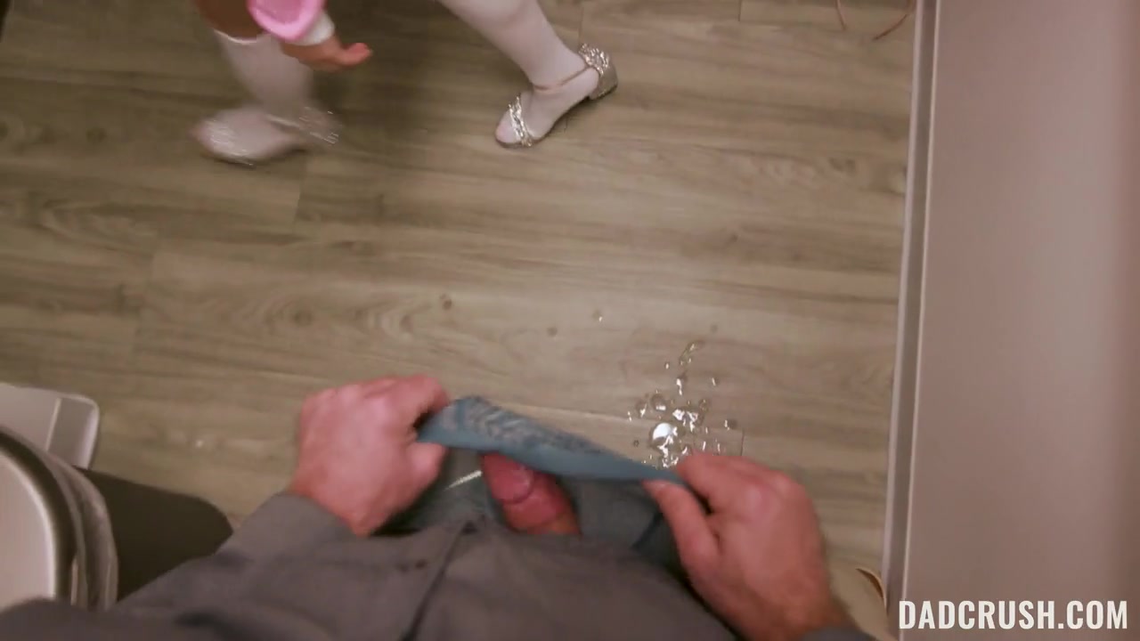 Isabella Nice & Yumi Sin & Jacob Coldwater & Ken Feels in Fucking Hard or Hardly Working - DadCrush