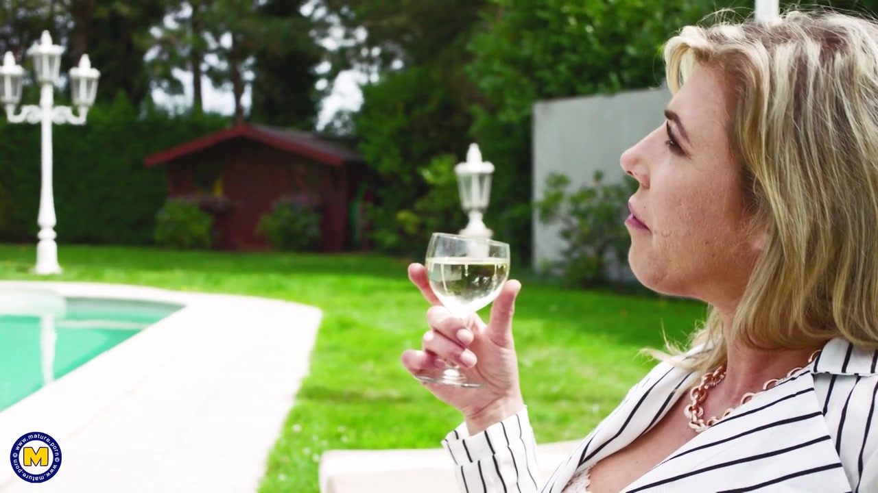 These Scissoring, Pussy Eating Old And Young Lesbian Get It On In The Garden - MatureNl