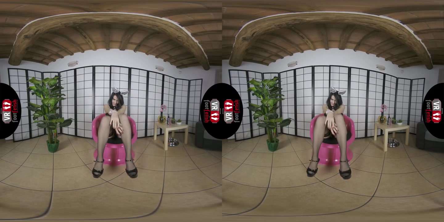Big Ass Babe With An Amazing Ass Scarlett Enjoys Stuffing Her Dildo Deep Inside Her Shaved Muff In VR - VRFootFetish