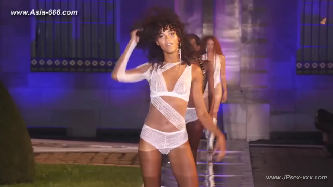 Braless Trends in Women's Fashion Style Compilation for Adventurous Dressers.5