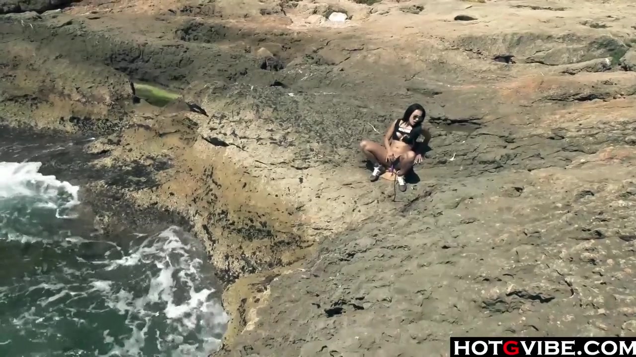 Jenna Jameson In Slim Spanish Latina Fucks Herself On The Beach