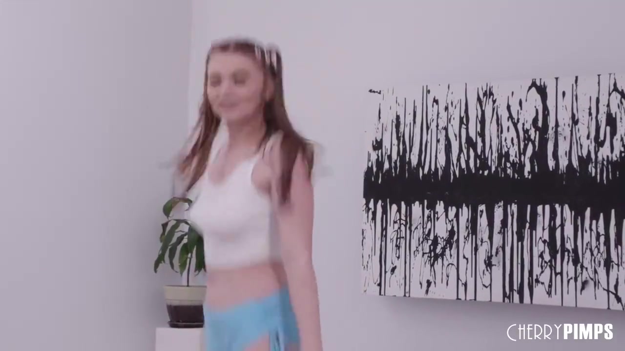 Hollywood Cash, Mazy Myers And Holly Wood In Bbc For Petite Spinner When She Distracts With Her Perky Tits