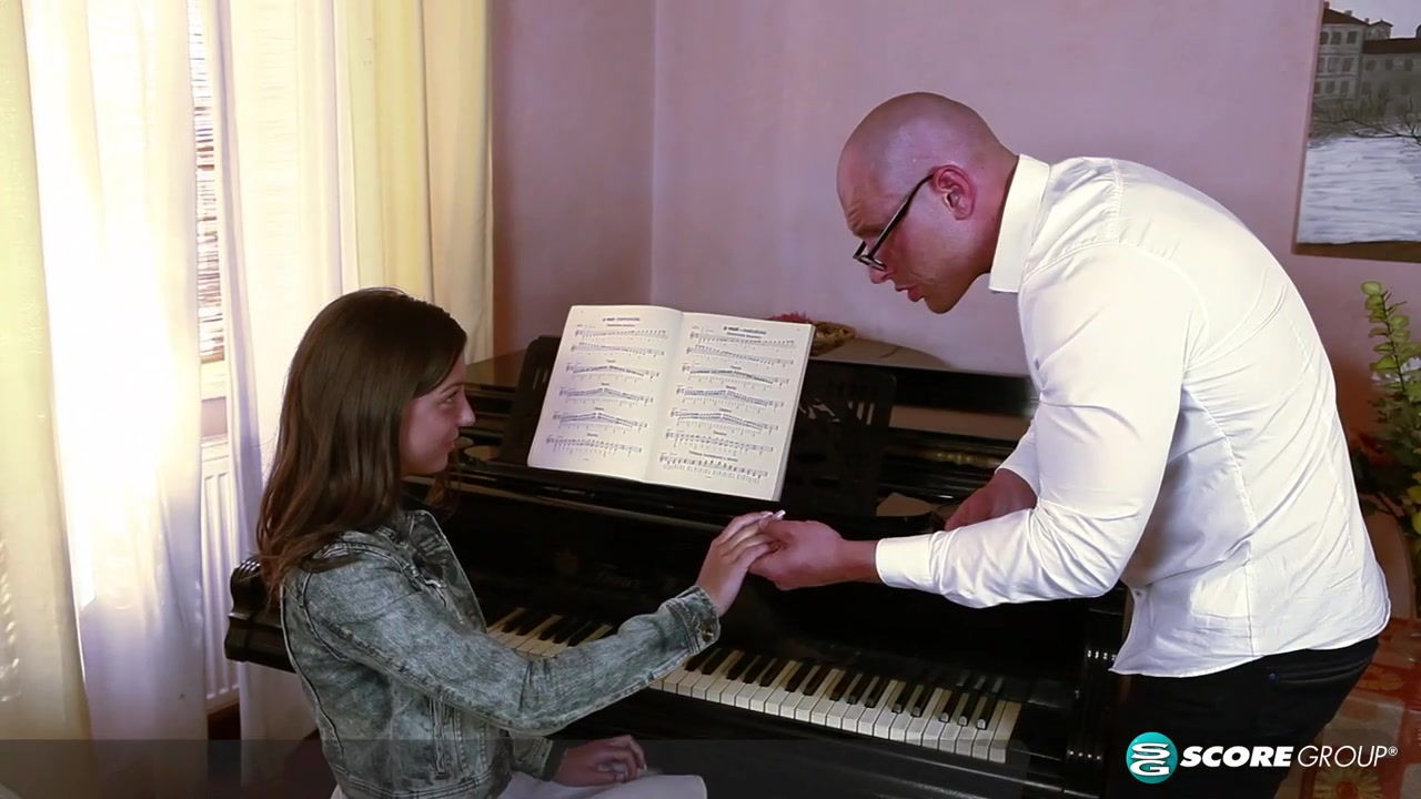 Piano Player's Pussy - Naughtymag