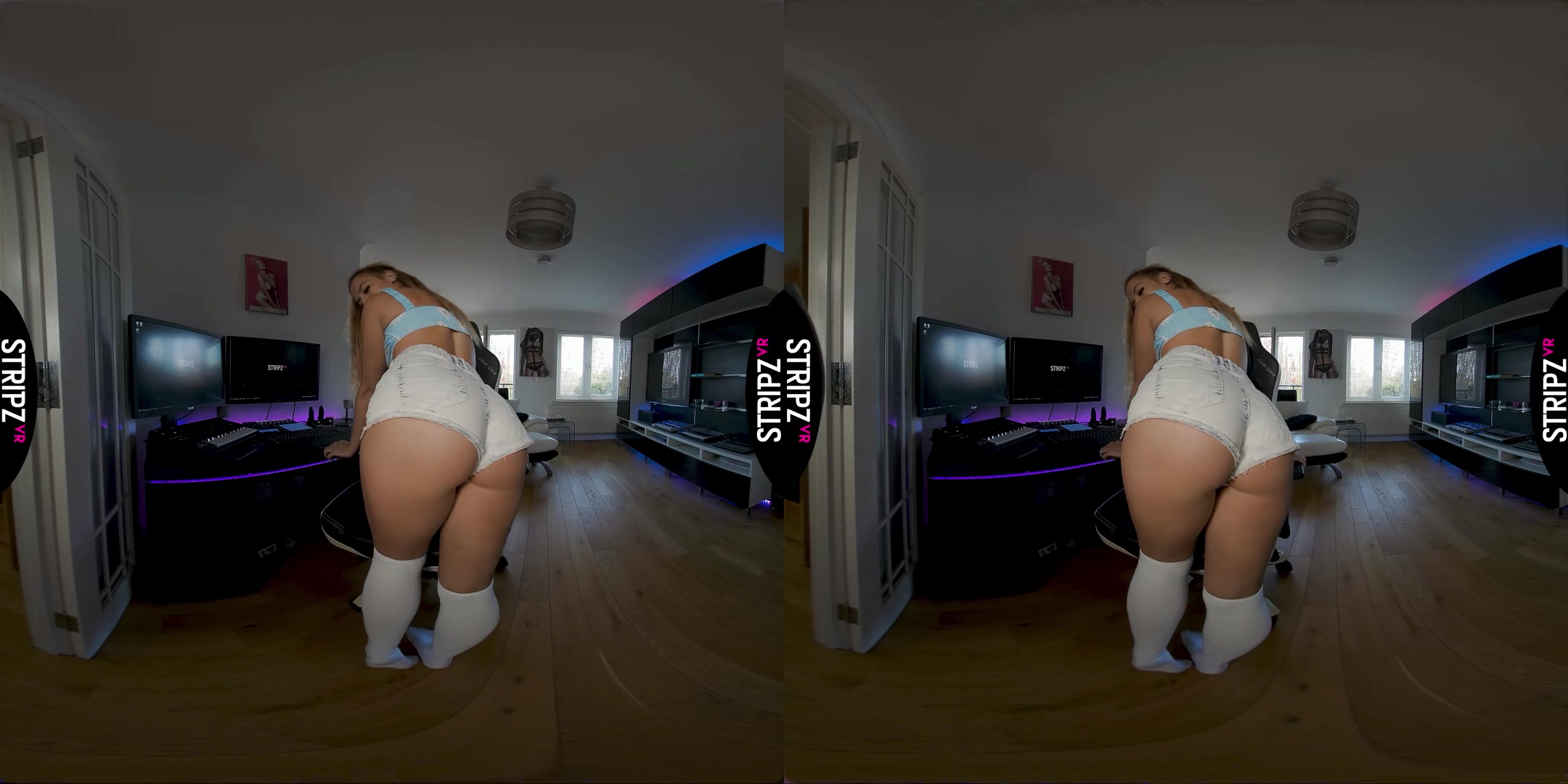 Hottie In Hotpants - StripzVR
