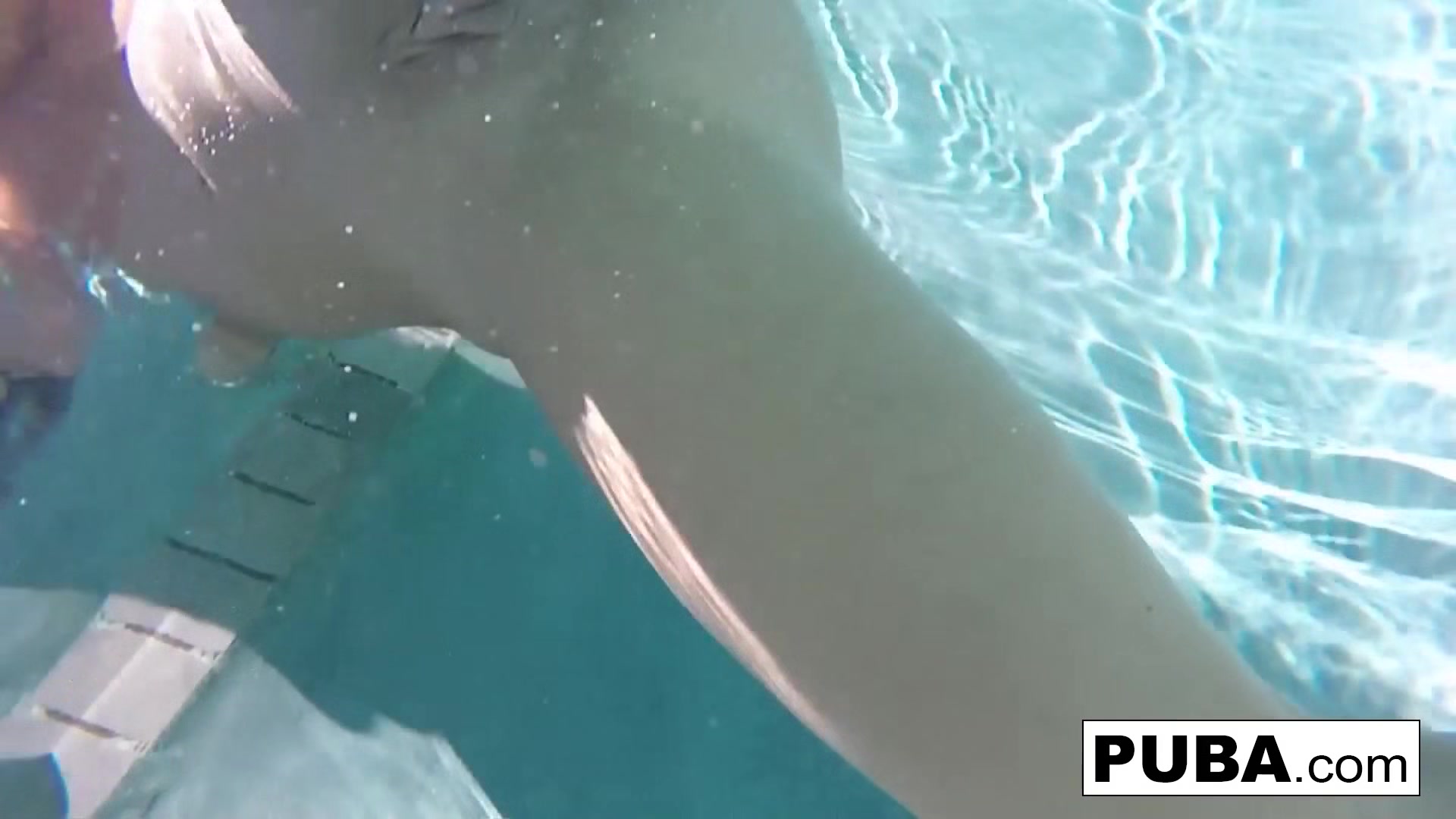 Olivia Austin : Horny Olivia Austin plays with her pussy underwater