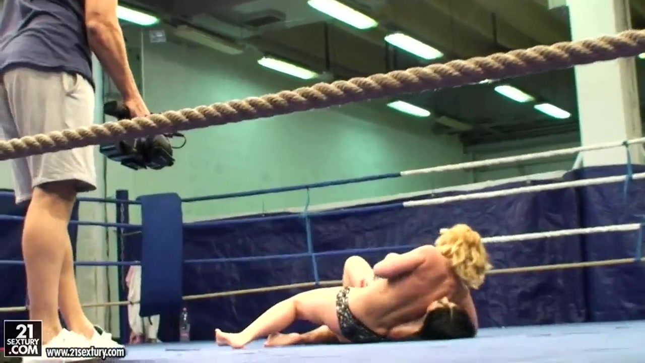 Angell Summers and Kathia Nobili wrestling