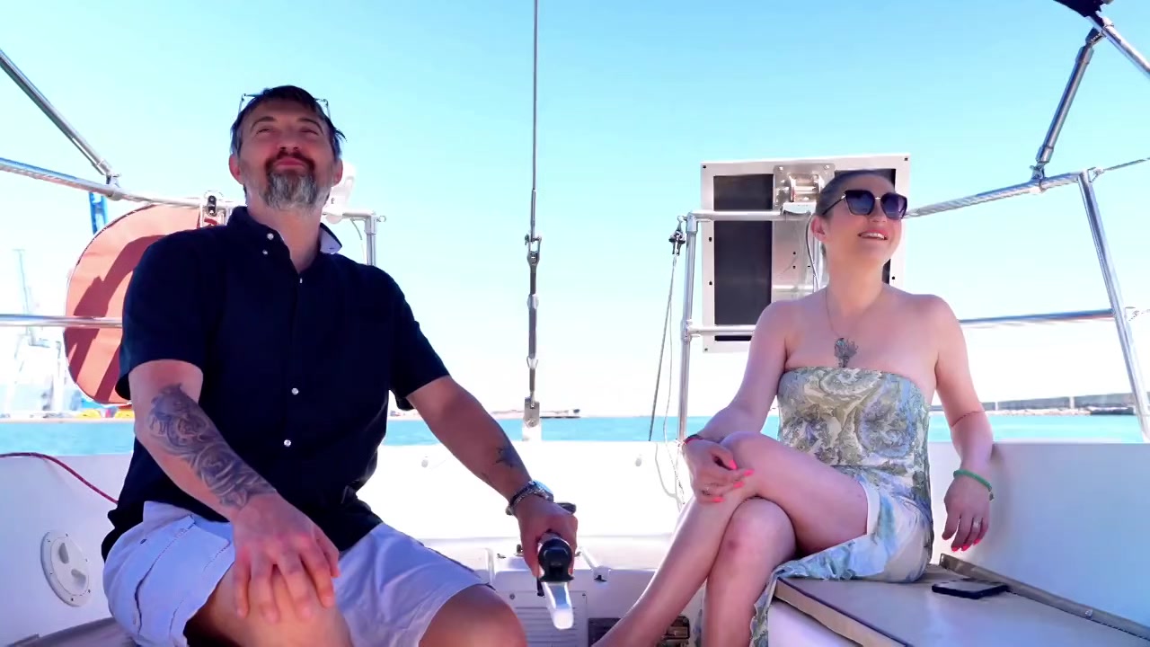 Miss Alice Wild tames the pack... - Jacquie et Michel TV