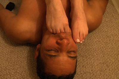 Gorgeous brunette Karolina loves foot worship