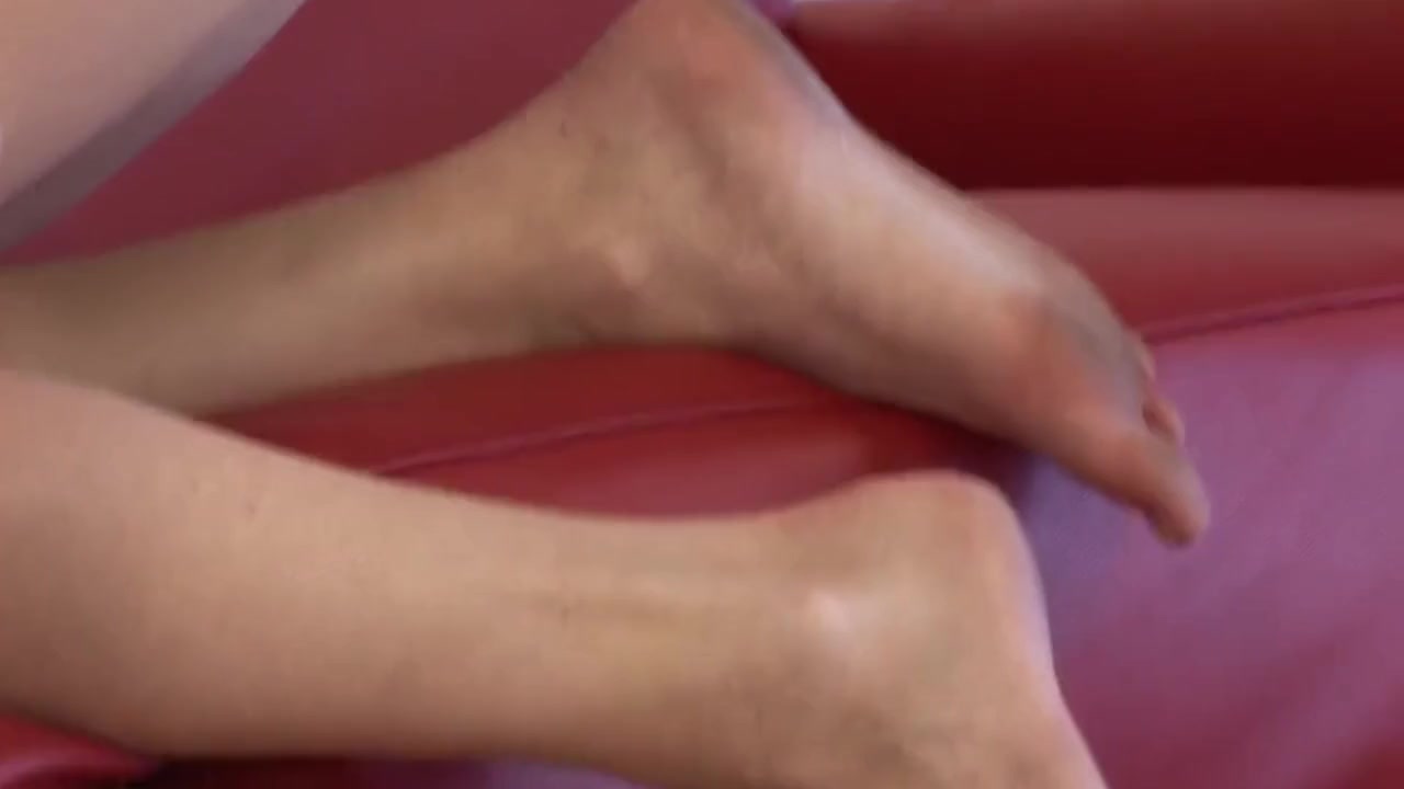 Skinny Babe Gets Her Hairy Cunt Screwed By Oler Man On The Couch