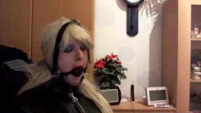 Ich gummipuppe geknebelt mit halsband