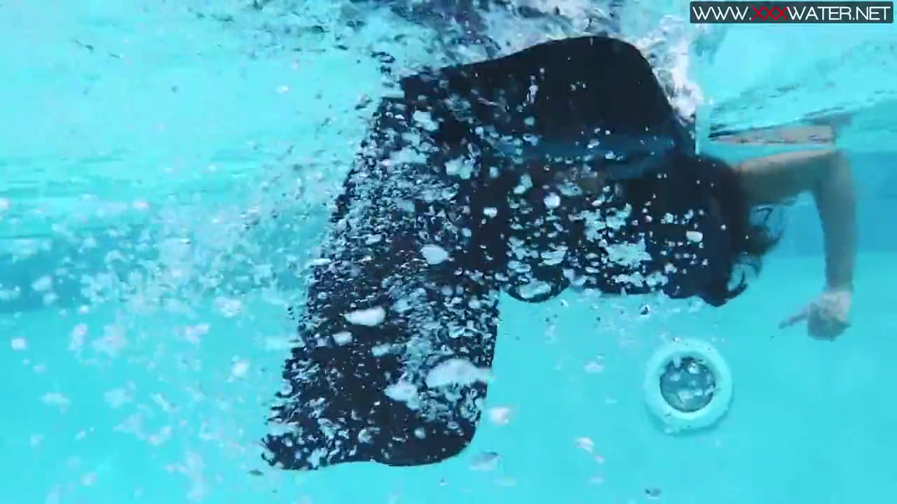 Sexy Chick Diana Kalgotkina Swims Naked In The Pool
