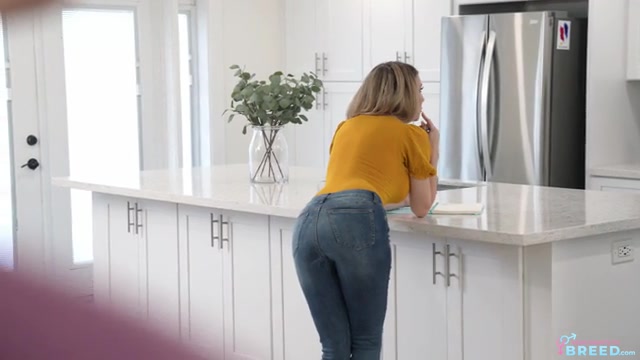 Stepmoms Hot Vacation Plans - S4:E7 - Momlover