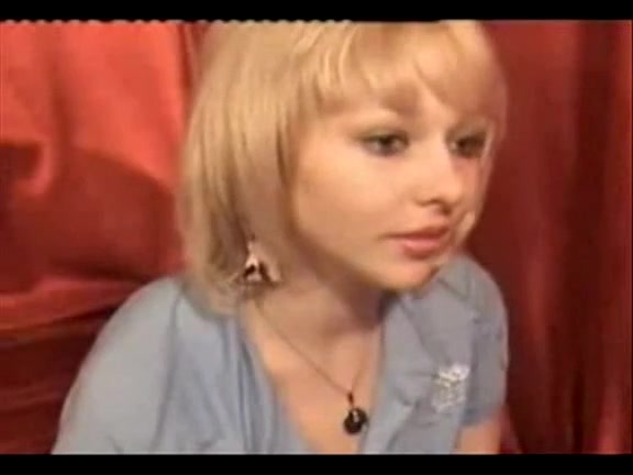 First amateur try to finger herself on webcam