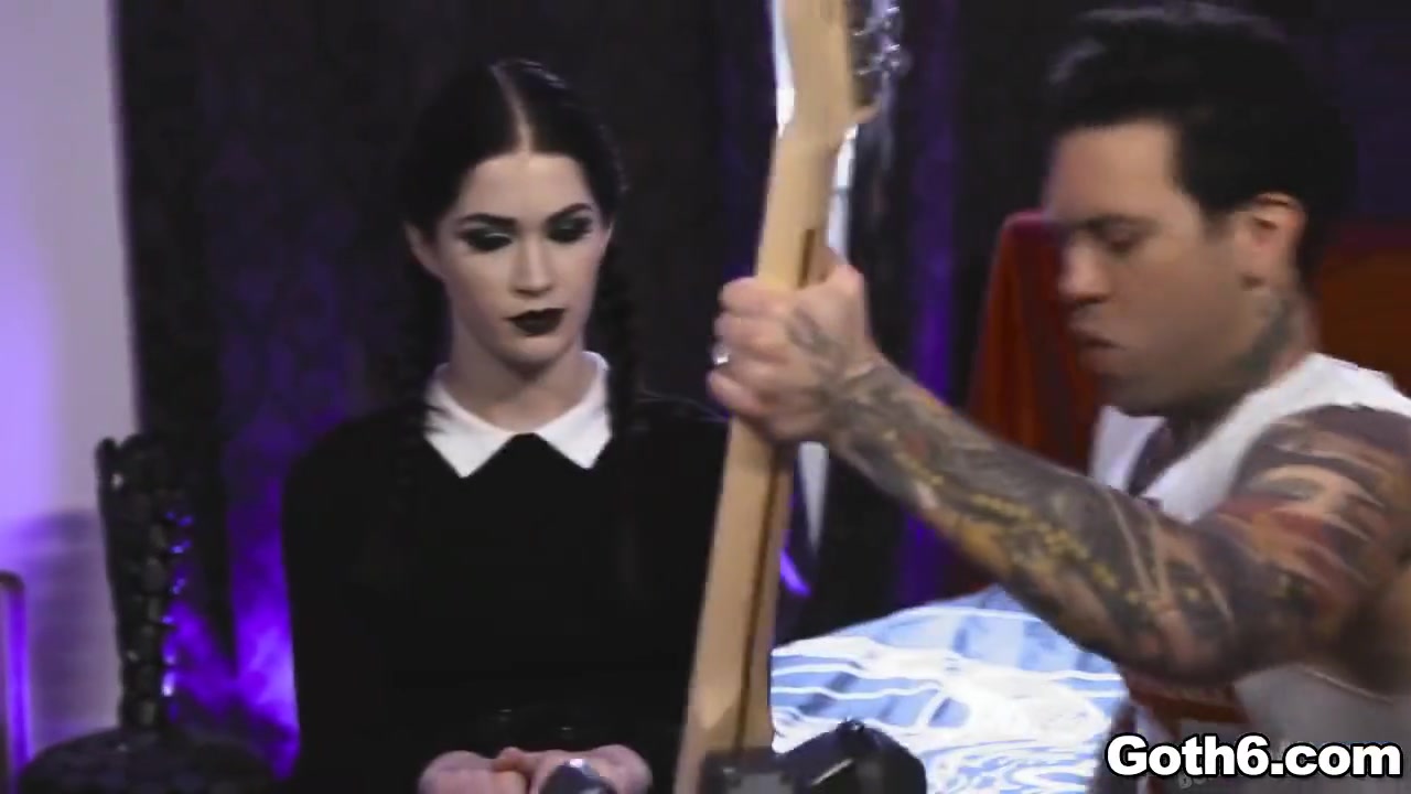 Small Hands In Sings To Win Evelyns Pussy Back