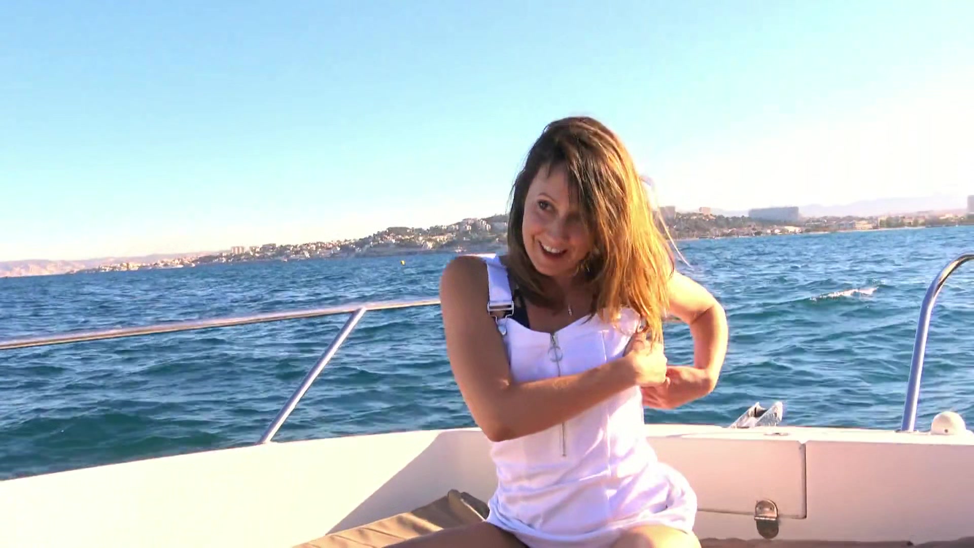 Along the water with Emmanuelle, 28 years old ...