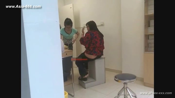 peeping chinese woman to go to the hospital for an injection.4