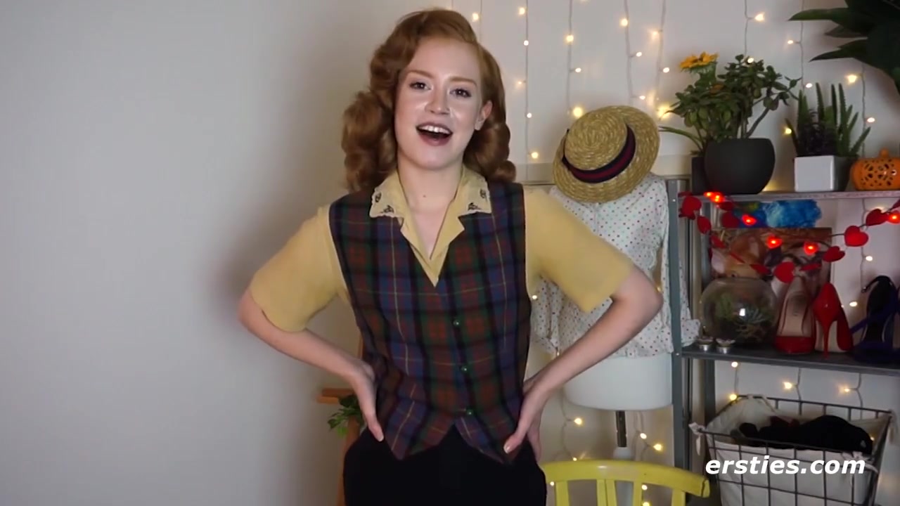 Looking Redhead Luna Flying Erotic Solo